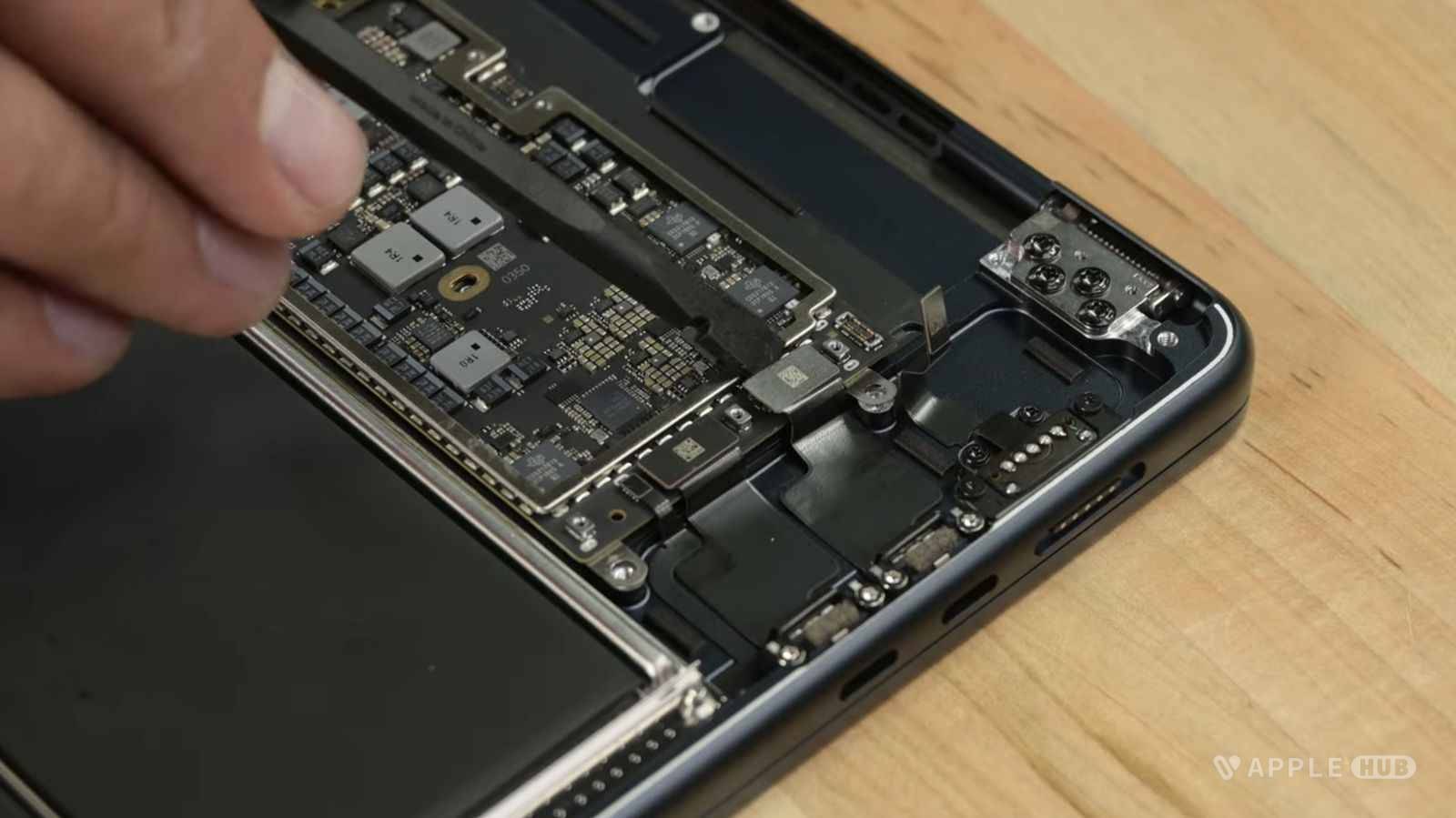 15英寸MacBook Air拆解 显著的区别是增加了两个扬声器-Applehub-心动论坛